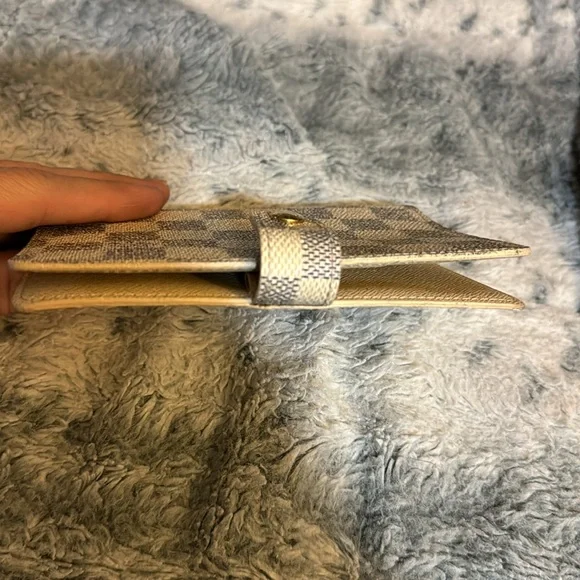 Men’s or Women’s Louis Vuitton Azur Rare Pocket/ Passport holder! Pre-loved! 🔥 - Picture 14 of 15